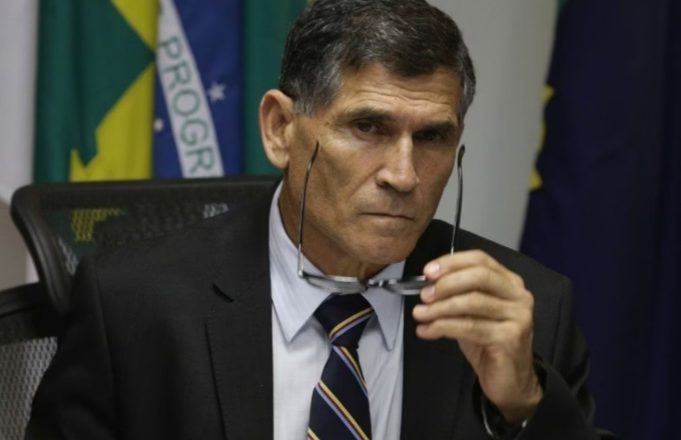 General Santos Cruz chama de “descabida” a operação militar em Brasília.